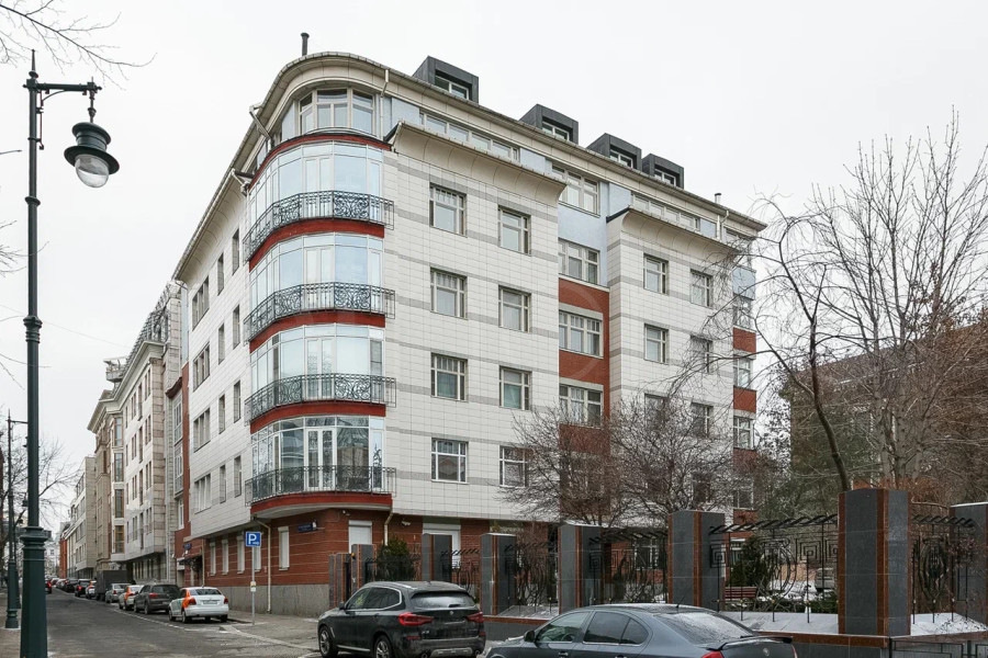 Дом с французскими окнами по адресу Остоженка, 1-й Зачатьевский пер. 6 строение 1